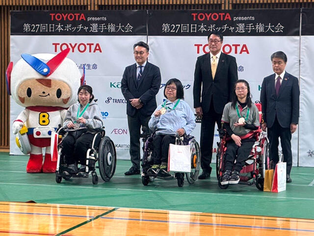 金メダルを手にする蛯沢選手（第27回日本ボッチャ選手権大会 閉会式）