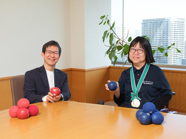 NTTドコモソリューションズ代表取締役社長の三ケ尻哲也と蛯沢文子選手