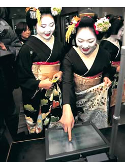 京都市長選の“本番”に備え、芸舞妓さんも電子投票機で「模擬投票」を体験。