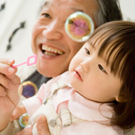 嗅覚は記憶と密接に結びついているというが、子供のころの記憶によって、いわゆる加齢臭も良いニオイ、不快なニオイと感じ方が分かれる。