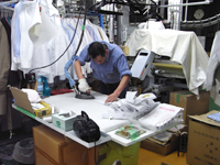 手作業でアイロン掛け