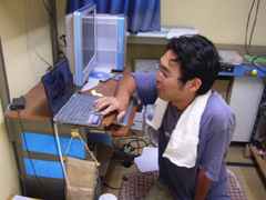 PCを操作する塚本さん