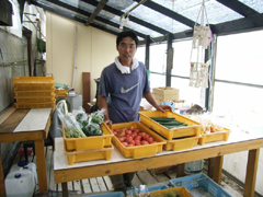 店頭の塚本さん