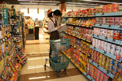 店内で商品をピックアップ