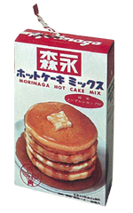 粉末メープルシロップを添付した1963年の「森永ホットケーキミックス」。ホットケーキミックスのスタンダードでもある