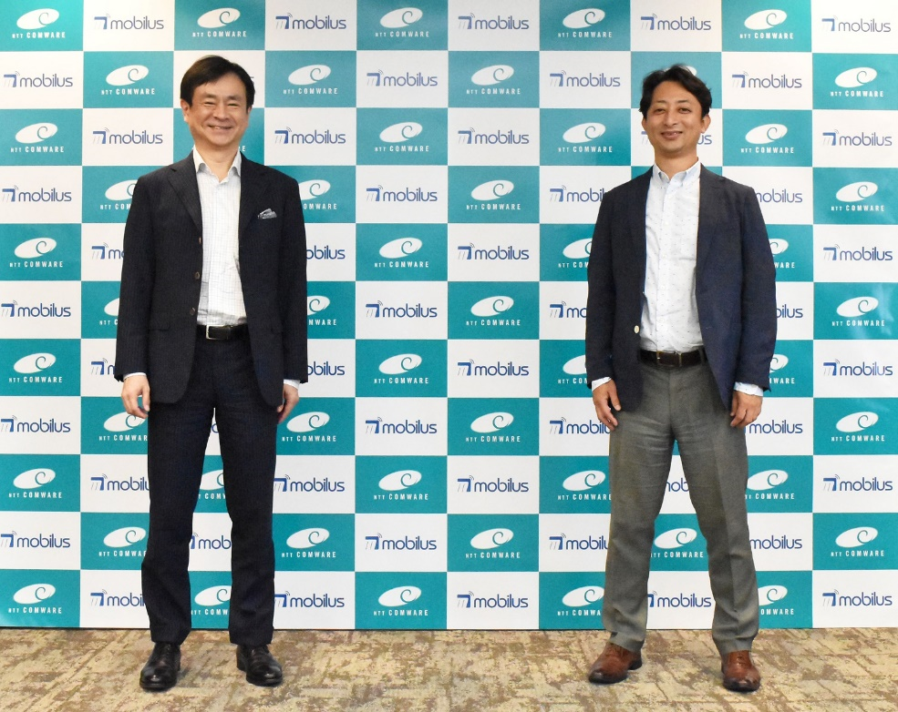 （左から）NTTコムウェア株式会社 取締役 桑名 正人、モビルス株式会社 代表取締役社長 石井 智宏