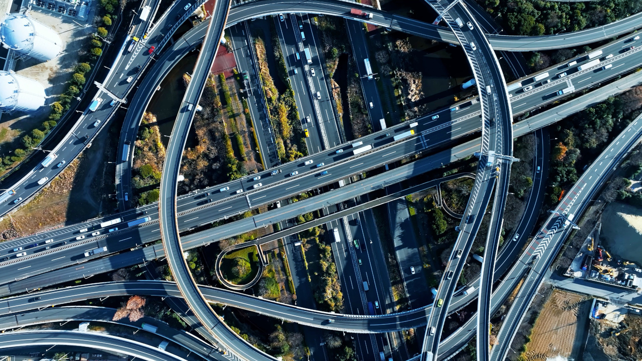 複雑に交差したインターチェンジの道路を空から見た写真